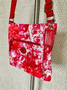 Peyton New York Getaway abstract Red, Pink & White Floral Crossbody Bag -